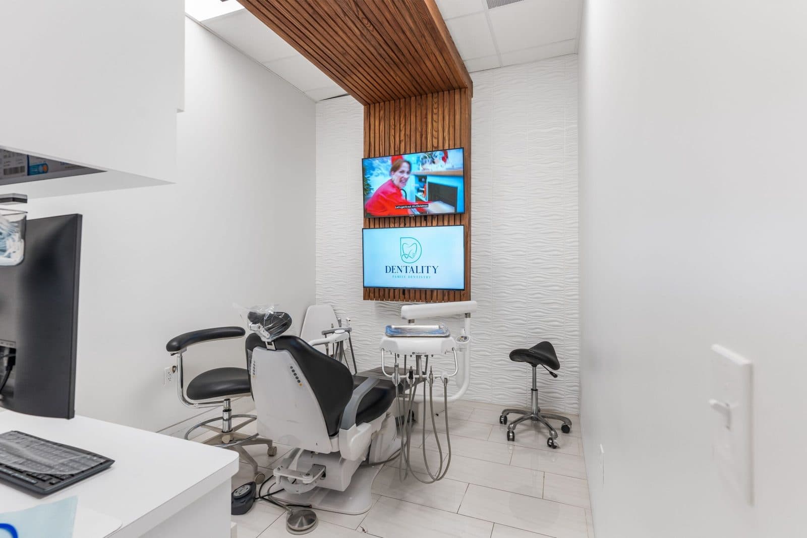 Modern operatory with ceiling TV and wood-panelled ceiling